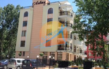 Slunečné pobřeží, zařízený světlý třípokojový byt v přízemí, Levsha