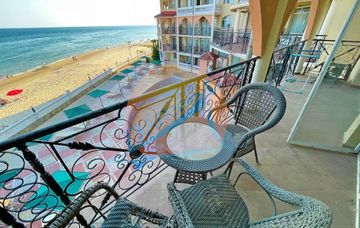 Елените, първа линия, пряка гледка море, просторен обзаведен тристаен, Атриум Бийч (Atrium Beach)