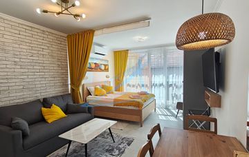 Бургас, Център, бул.Демокрация, едностаен апартамент за 2+1