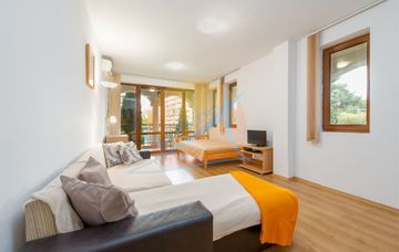 Слънчев Бряг, обзаведен двустаен на партер с гледка басейн, Шато Дел Мар (Chateau Del Mar)